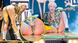 Roztažené nohy, vyplazování jazyka a marihuana: Hříšná Miley Cyrus zahájila turné