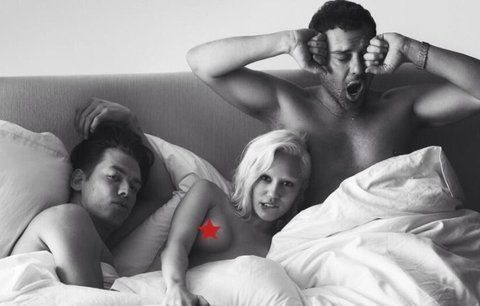 Nahá Miley Cyrus se válí v posteli hned se dvěma muži!