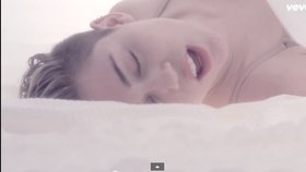 Miley Cyrus onanuje ve svém novém videoklipu Adore You.