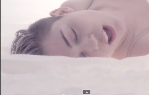 Šok nebo už nuda? Miley masturbuje ve svém nejnovějším videoklipu!