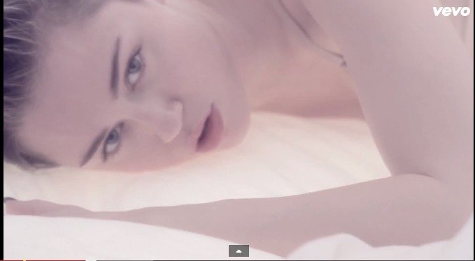 Miley Cyrus onanuje ve svém novém videoklipu Adore You.