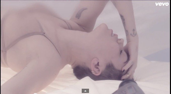 Miley Cyrus onanuje ve svém novém videoklipu Adore You.