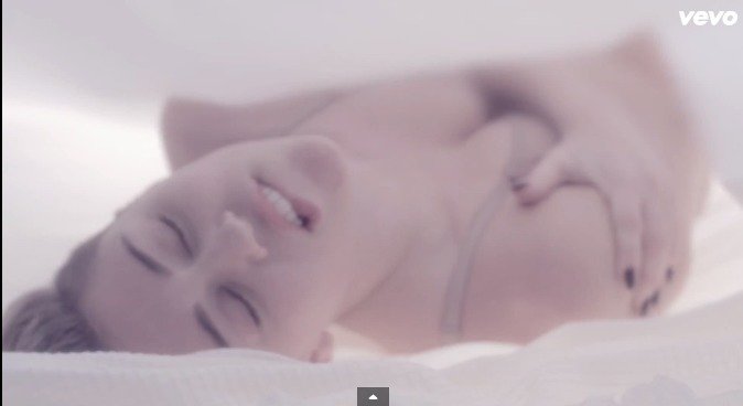 Miley Cyrus onanuje ve svém novém videoklipu Adore You.