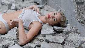 Video s nahou Miley Cyrus na demoliční kouli: Hit internetu i terč vtipálků!