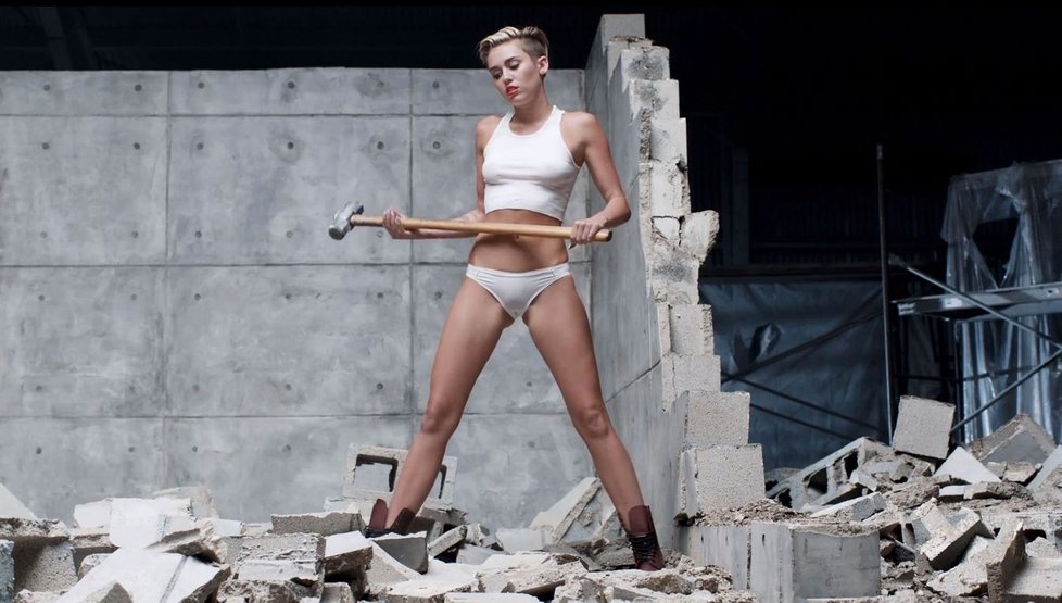 Miley je tvrdá holka, která potřebuje pořádné kladivo