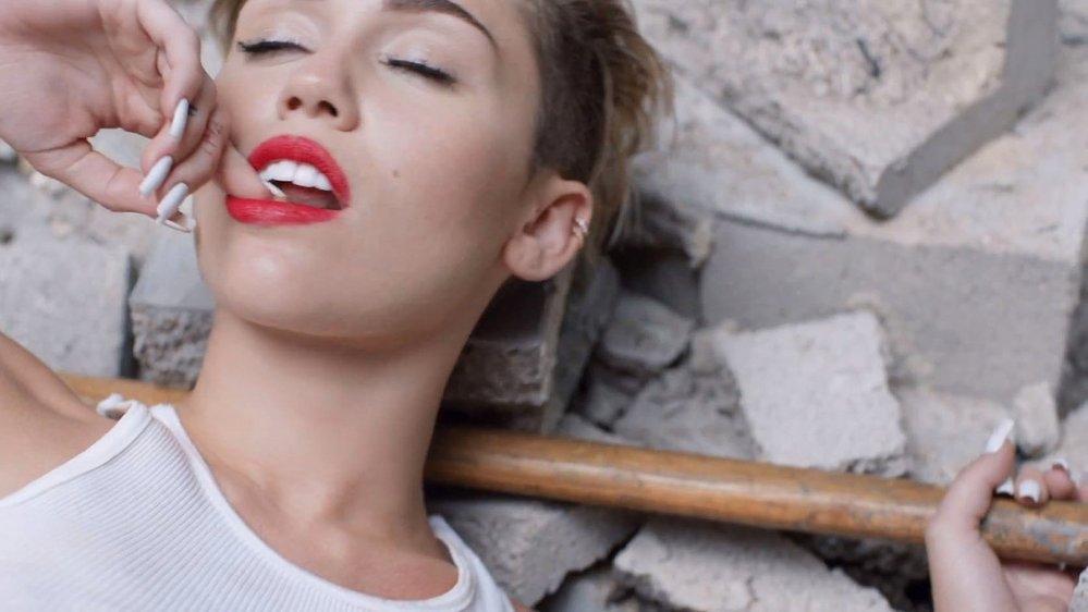 Miley si lascivně okusuje prsty