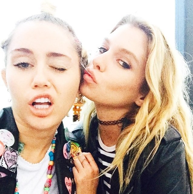 Miley Cyrus randí s belgickou modelkou Stellou Maxwell.