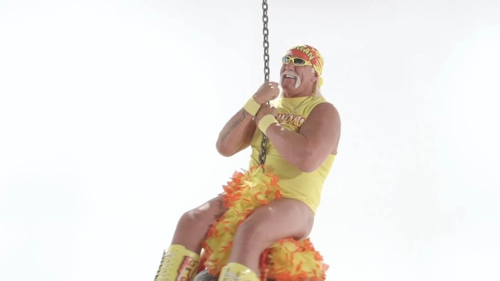 Slavný wrestler Hulk Hogan paroduje zpěvačku Miley Cyrus.