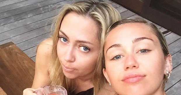 Miley Cyrusová se sestrou Brandi