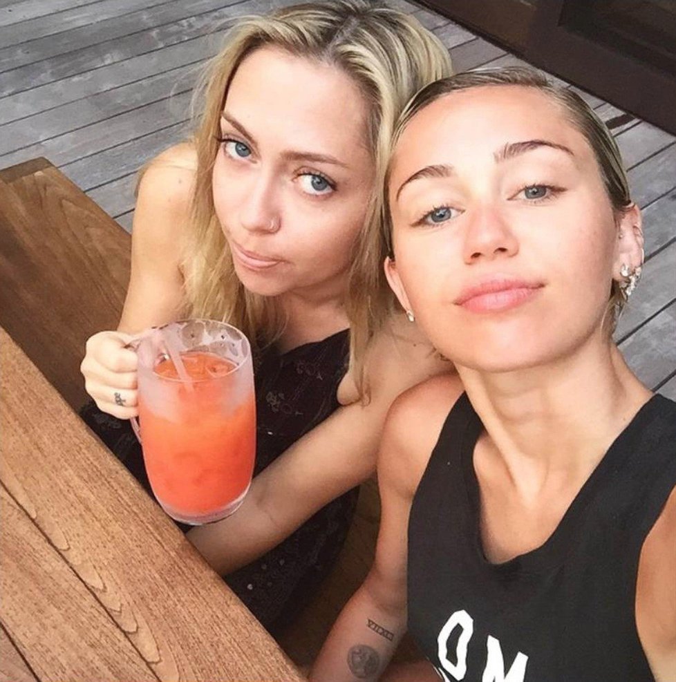 Miley Cyrus se sestrou Brandi