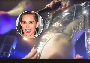 Nechutná Miley Cyrus! Zpěvačka naváděla fanoušky, aby jí sahali na vaginu.