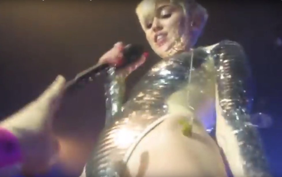 Nechutná Miley Cyrus! Zpěvačka naváděla fanoušky, aby jí sahali na vaginu