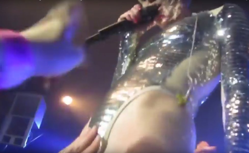 Nechutná Miley Cyrus! Zpěvačka naváděla fanoušky, aby jí sahali na vaginu