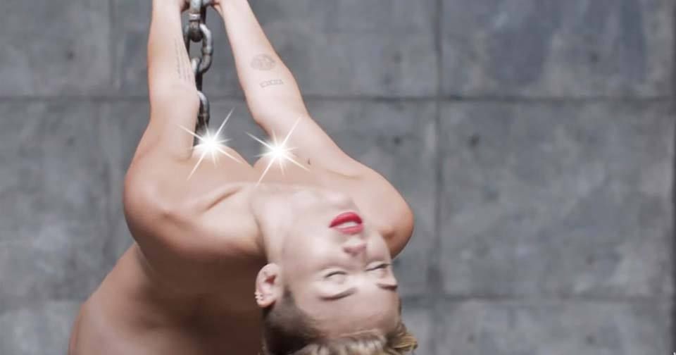 Nahá Miley Cyrus ve videoklipu k songu Wrecking Ball