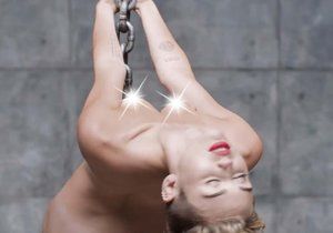 Nahá Miley Cyrus ve videoklipu k songu Wrecking Ball.