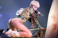 Nechutnosti na jevišti si vyžádaly své: Takhle si vulgární Miley Cyrus otřískala kolena!