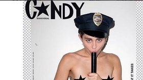 Miley Cyrus šokuje. Polonahá si strká do pusy policejní obušek.