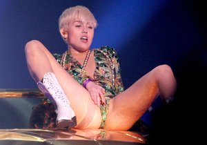 Miley Cyrus nedělá problém si během vystoupení šahat mezi nohy. 