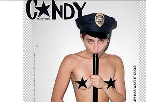 Miley Cyrus šokuje. Polonahá si strká do pusy policejní obušek.