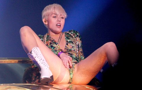 Miley Cyrus ukázala umělou ruku, se kterou masturbuje!