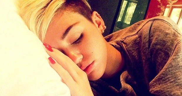 Miley Cyrus na Twitteru vystavila svoji fotku přímo z postele. "Nemocná v posteli, bolí mě krk, břicho i hlava" okomentovala svoji fotku.
