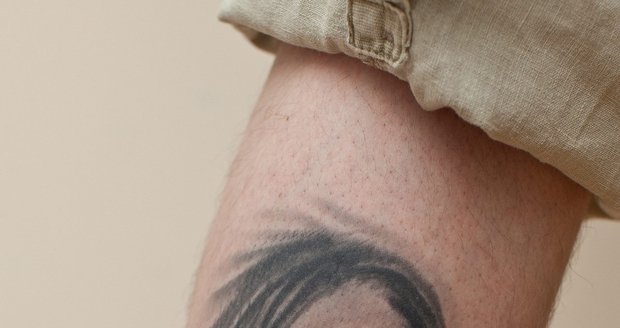 Fanoušek je posedlý zpěvačkou Miley Cyrus a má na těle 29 jejích tetování.