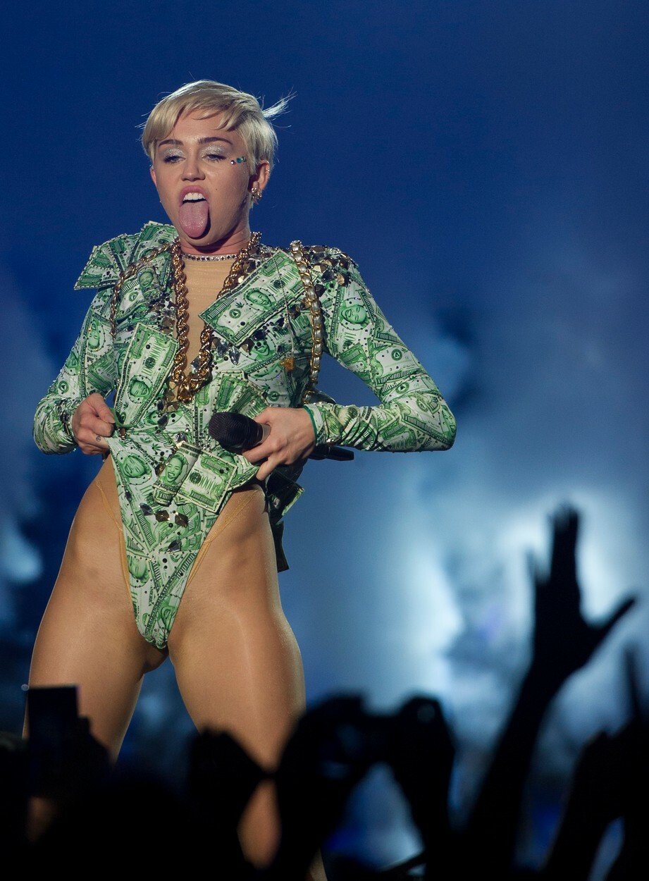Miley Cyrus měla pro své fanoušky připravené vždy šokující vystoupení. 