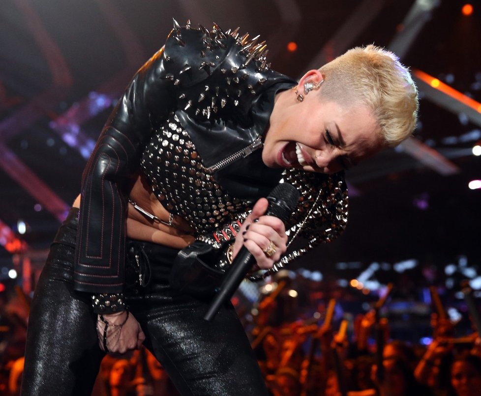 Miley už je rockerka tělem i duší.