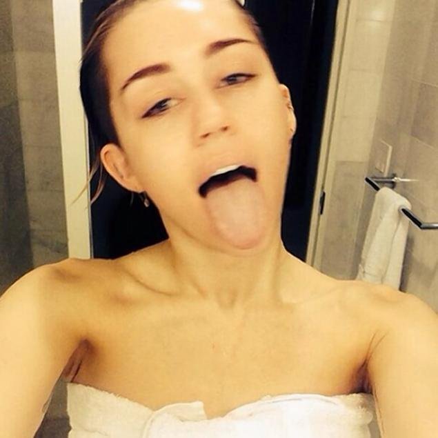 Miley Cyrus a její koupelnové selfie. Nesmí chybět vypláznutý jazyk.