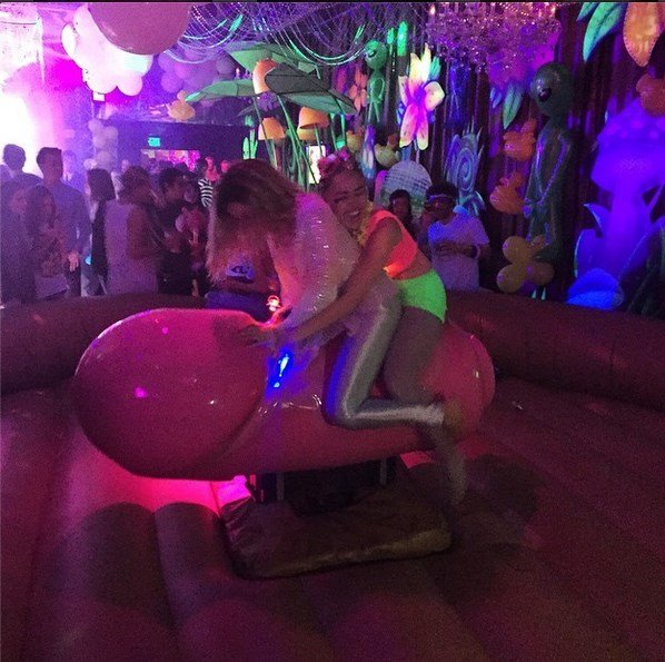 Miley na obřím elektrickém penisu rozjela rodeo.