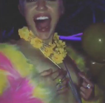 Miley Cyrus se na party svlékla do půl těla.