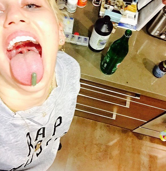 Miley Cyrus zásobuje své fanoušky fotkami ze soukromí