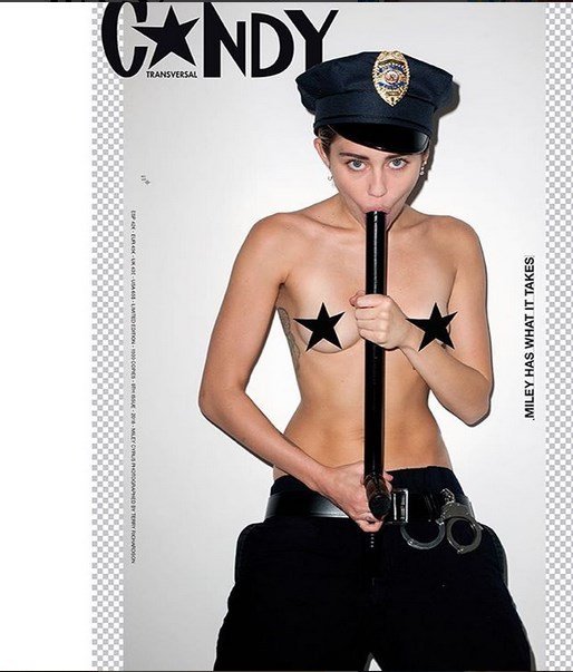 Miley Cyrus šokuje. Polonahá si strká do pusy policejní obušek.