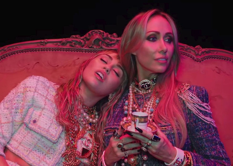 Tish Cyrus v klipu své dcery Miley