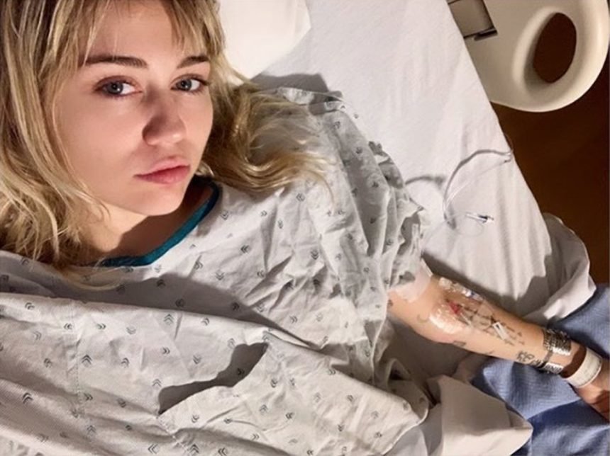 Miley Cyrusová musela na operaci hlasivek.