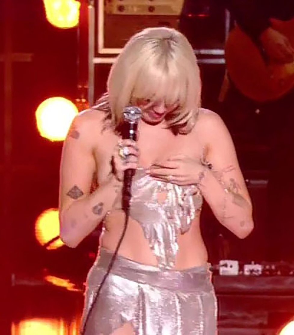 Miley Cyrus zradily v přímém přenosu šaty.