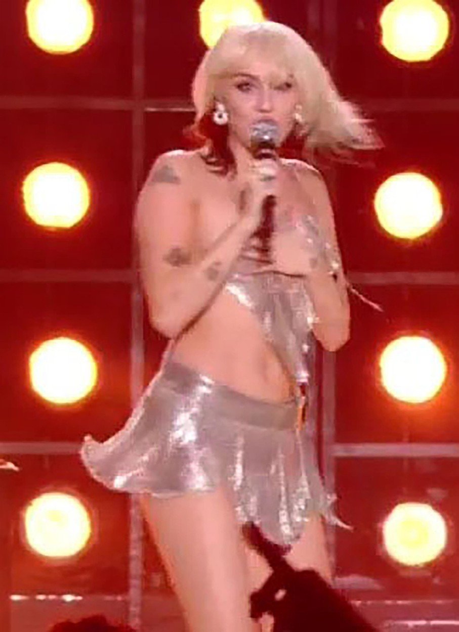 Miley Cyrus zradily v přímém přenosu šaty.