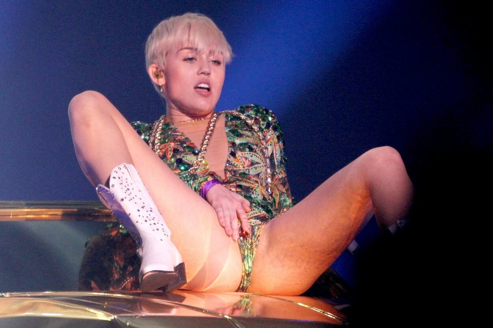 Provokativní nahraná masturbace zpěvačky Miley Cyrus na koncertě