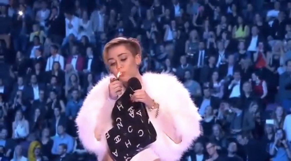 Zpěvačka Miley Cyrus řádila na MTV Europe Music Awards 2013