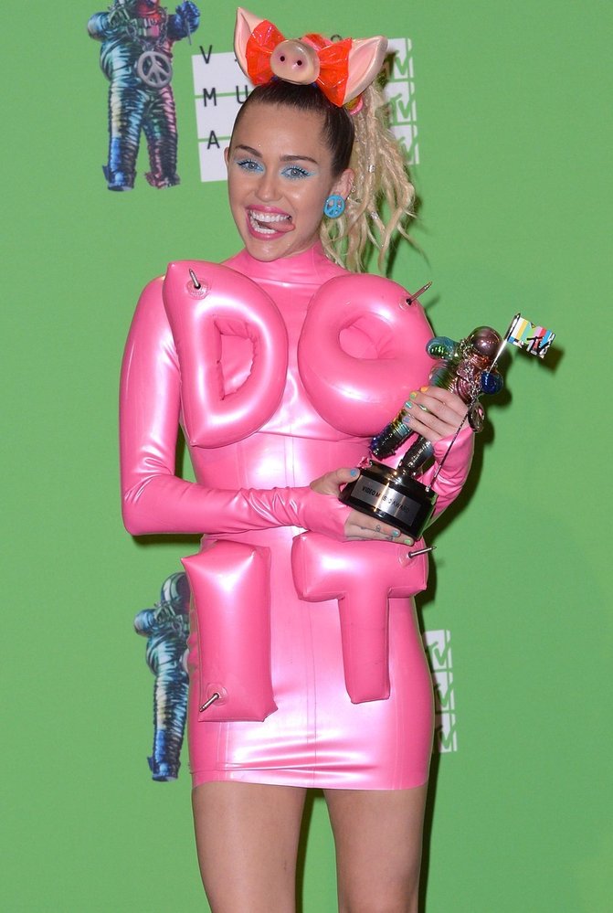 Miley Cyrus a její šílené kostýmy.