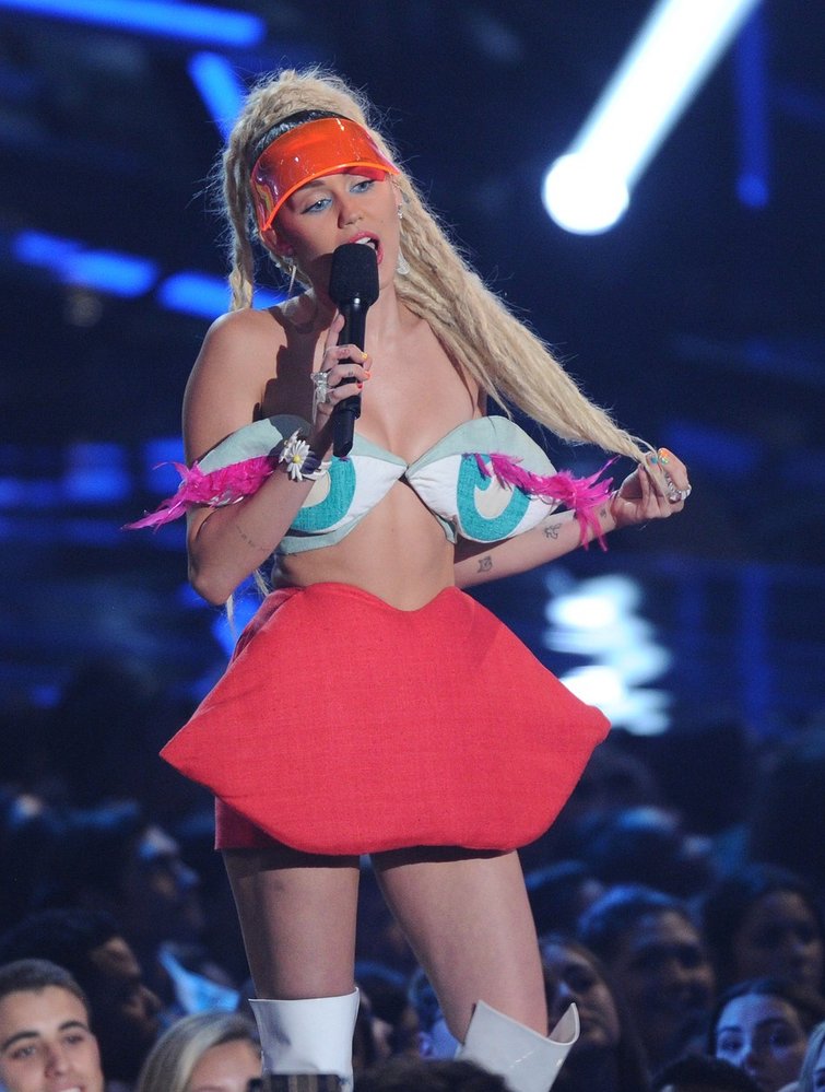 Miley Cyrus a její šílené kostýmy.