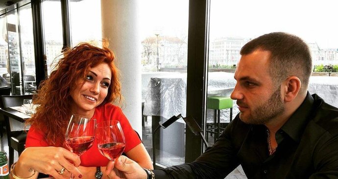 Luxusní životní styl a pozlátko, podvodné peníze jim ale nakonec přinesly smrt.