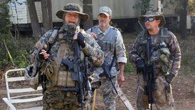 Členové ozbrojené milice trénují v lesích Georgie. Chystají se na případné vítězství demokratky Hillary Clintonové.