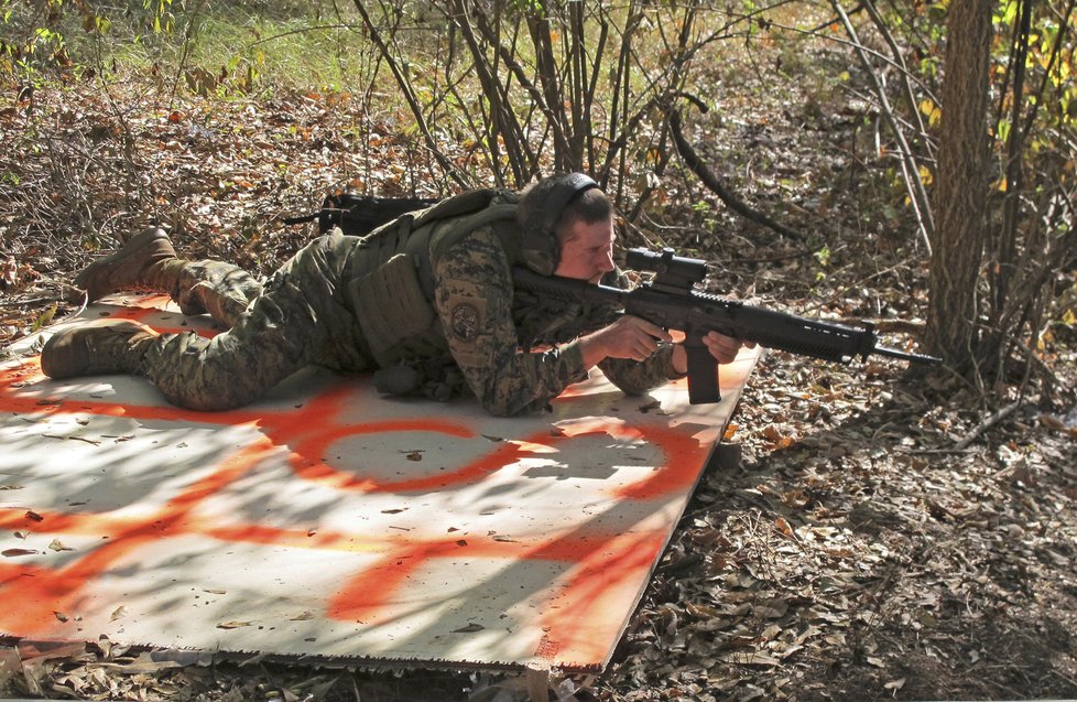 Členové ozbrojené milice trénují v lesích Georgie. Chystají se na případné vítězství demokratky Hillary Clintonové.