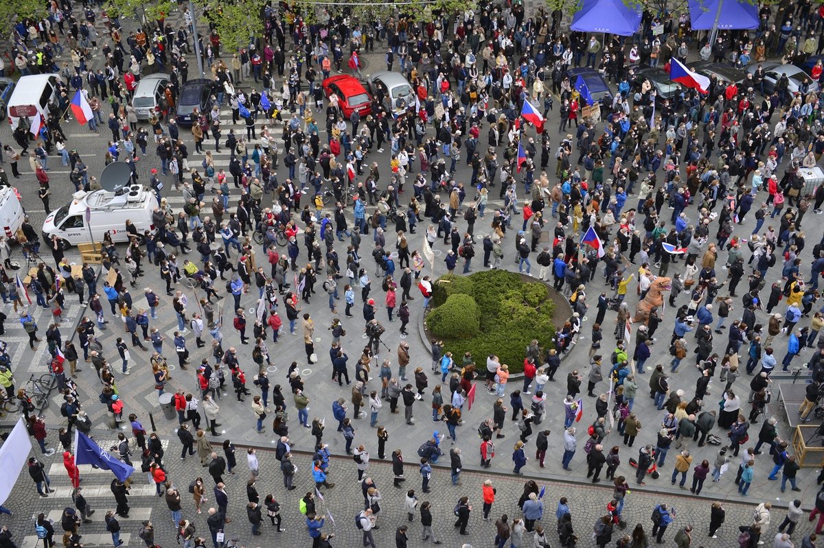 Demonstrace Hrad za hranou spolu Milion chvilek proti Zemanovi a Babišovi