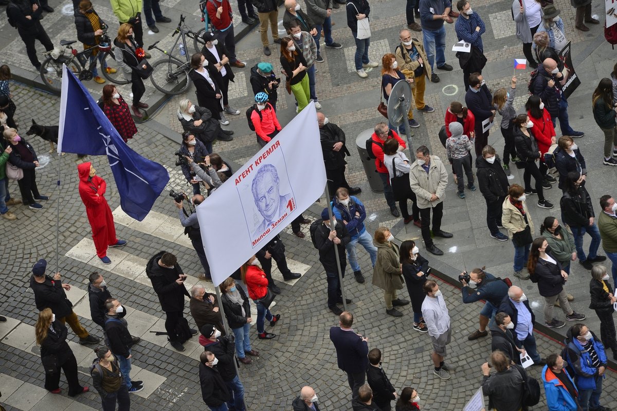 Demonstrace Hrad za hranou spolu Milion chvilek proti Zemanovi a Babišovi