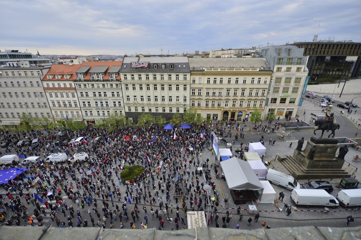 Demonstrace Hrad za hranou spolu Milion chvilek proti Zemanovi a Babišovi