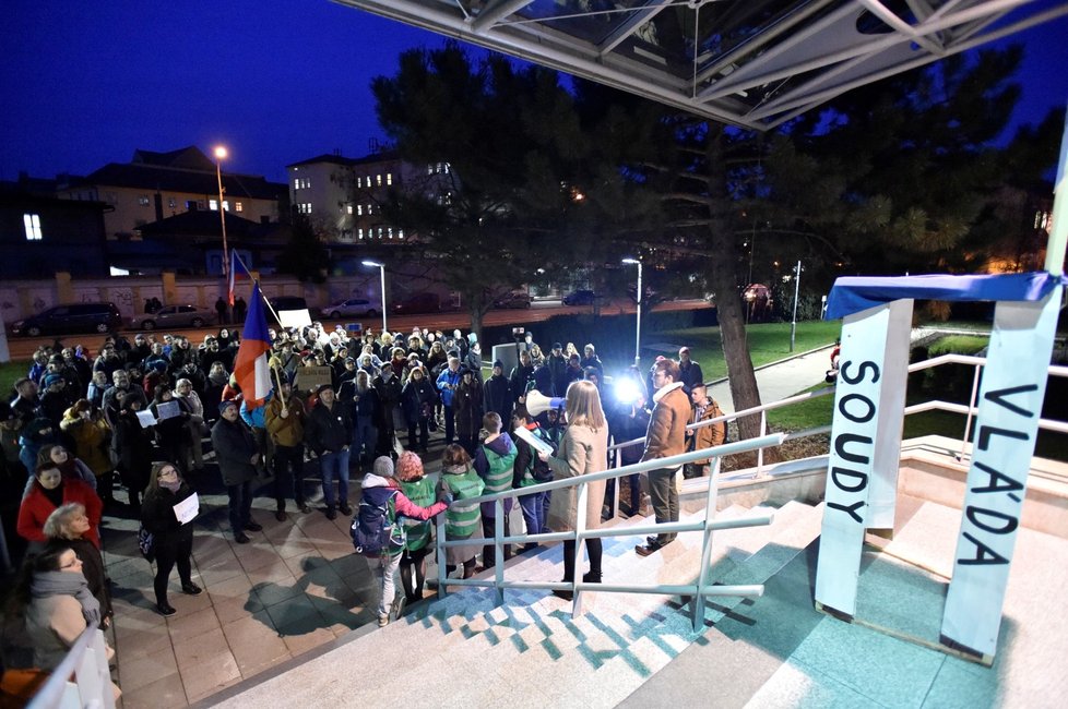 Prvního března 2020 se opět sešli demonstranté pod záštitou spolku Milion chvilek pro demokracii (1.3.2020)