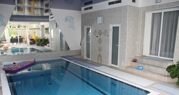 V luxusním domě, který si pár za ukradené peníze pořídil, byl i krytý bazén.