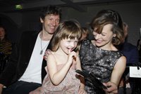 Dcera Milly Jovovich se pitvořila na módní přehlídce